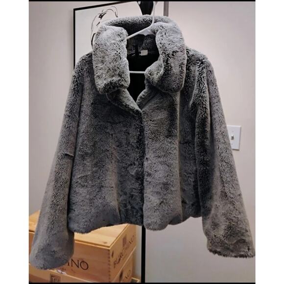 Soft Gray Large Faux Fur Snap Up Jacket.Baggy. Hip Hop. NYC. Trendy. 90s. Y2K. - Picture 2 of 13